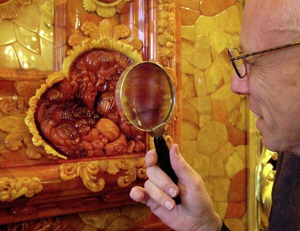 A visitor takes a close look at one of the panels in the reconstructed Amber Room, unveiled in 2003 after 25 years of painstaking work for the 300th birthday celebrations of St. Petersberg. A visitor takes a close look at one of the panels in the reconstructed Amber Room, unveiled in 2003 after 25 years of painstaking work for the 300th birthday celebrations of St. Petersberg. - Sputnik International