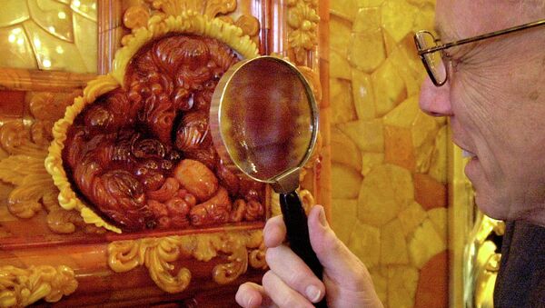 A visitor takes a close look at one of the panels in the reconstructed Amber Room, unveiled in 2003 after 25 years of painstaking work for the 300th birthday celebrations of St. Petersberg. - Sputnik International