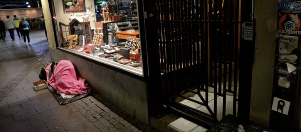 A Swedish art gallery has been harshly criticized for using two Roma beggars as props in its installation - Sputnik International