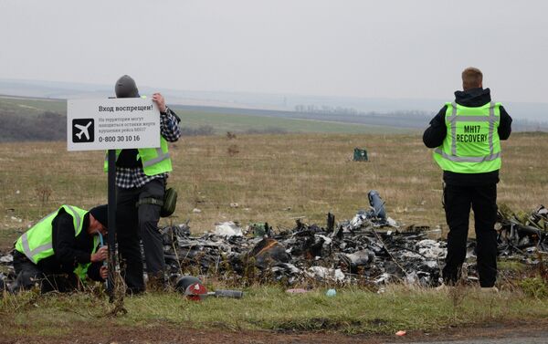 MH17 flight recovery team members erect a  No Trespassing sign in an area of the Malaysia Airlines Flight 17 plane crash in the village of Hrabove, Donetsk region, eastern Ukraine - Sputnik International