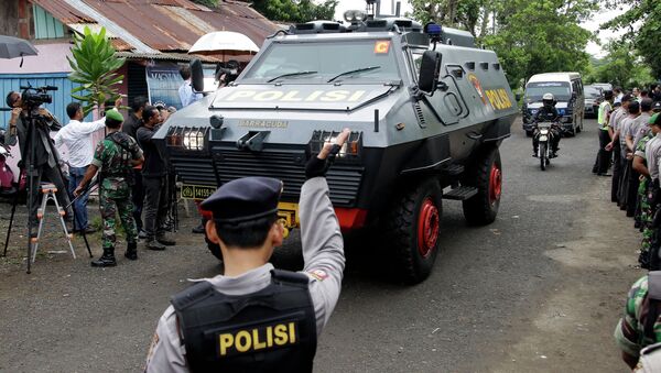 One of Indonesian police armored vehicles carrying two Australian prisoners arrives at Wijaya Pura port in Cilacap, Central Java, Indonesia, Wednesday, March 4, 2015 - Sputnik International