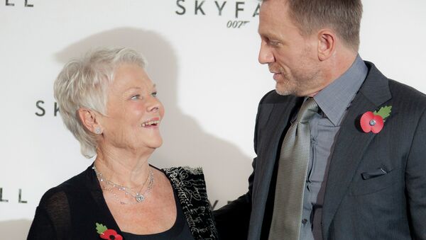 Actors Daniel Craig, right, and Dame Judi Dench pose for photographs at the photo call for the new James Bond film titled Skyfall. - Sputnik International