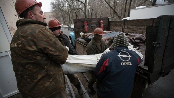 Miners carry a covered body of one of their co-workers killed by a blast at the Zasyadko coal mine into a morgue in Donetsk March 5, 2015 - Sputnik International