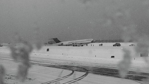 A Delta jet which skidded off the runway at Laguardia airport is attended by emergency personnel in New York City March 5, 2015 - Sputnik International