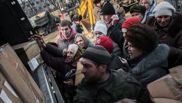 Debaltseve residents receive humanitarian aid from Donetsk People's Republic (DPR) militia - Sputnik International