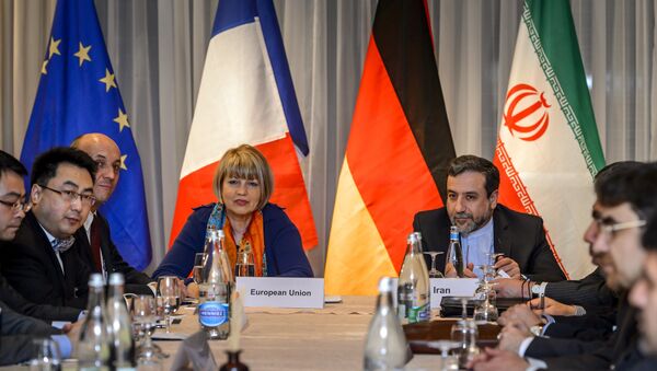 EU political director Helga Schmid (CL) seats next to Iran's deputy foreign minister Abbas Araqchi (R) at the opening of nuclear talks between Iran and Members of the P5+1 group on March 5, 2015 in Montreux - Sputnik International