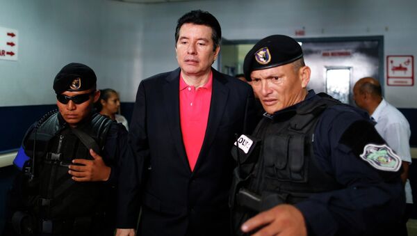 Alejandro Moncada Luna (C), former president of Panama's supreme court, is escorted by police officers as he leaves hospital after a general check-up before his hearing at the National Assembly in Panama City March 4, 2015 - Sputnik International