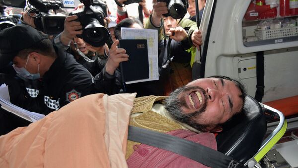Kim Ki-jong, a member of a pro-Korean unification group who attacked the U.S. ambassador to South Korea Mark Lippert at a public forum, is carried on a stretcher off an ambulance as he arrives at a hospital in Seoul - Sputnik International