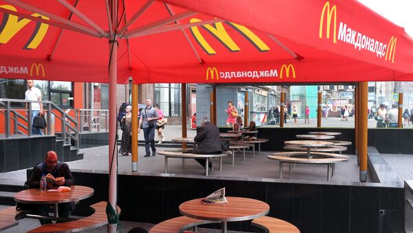 A senior Russian lawmaker has started a debate in the country's political circles by insisting that Russia should ban McDonald's and Coke in response to the extension of US sanctions. - Sputnik International