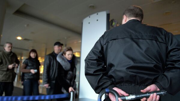 Checking passengers and luggage at Sheremetyevo airport - Sputnik International