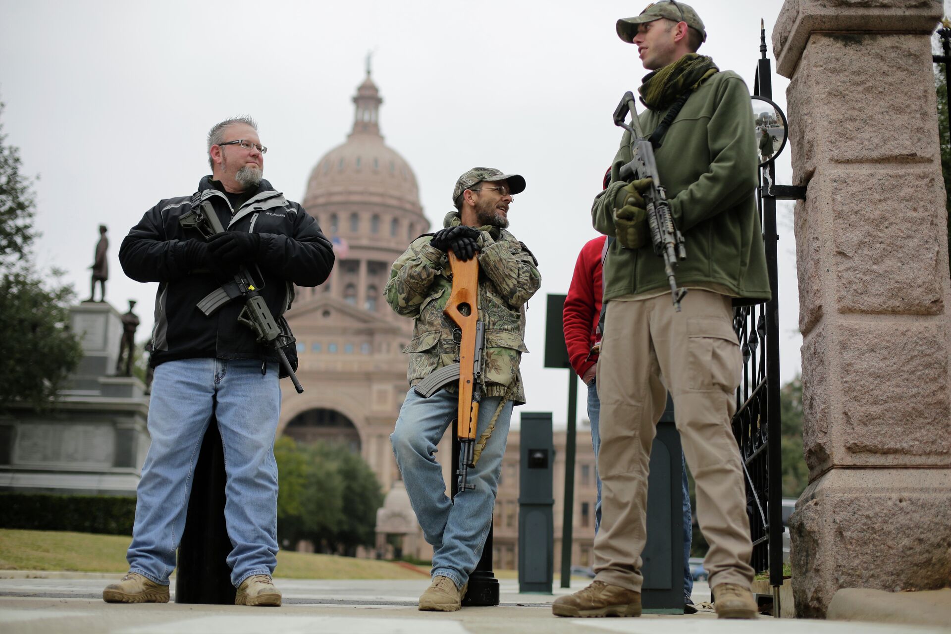 In this Jan. 13, 2015 file photo, gun rights advocates carry rifles while protesting outside the Texas Capitol in Austin, Texas - Sputnik International, 1920, 20.06.2022