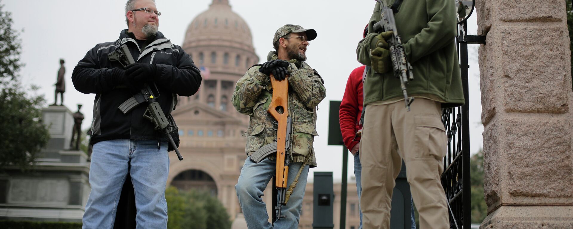In this Jan. 13, 2015 file photo, gun rights advocates carry rifles while protesting outside the Texas Capitol in Austin, Texas - Sputnik International, 1920, 02.06.2022
