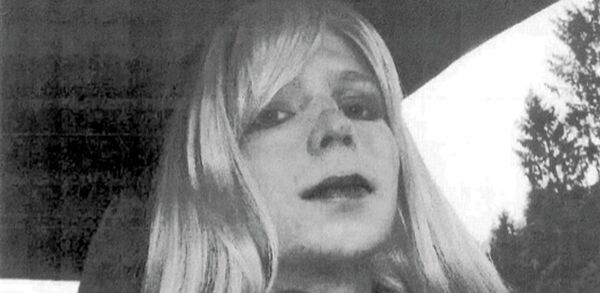 Pfc. Chelsea Manning poses for a photo wearing a wig and lipstick. Manning is suing the Defense Department for hormone therapy. Lawyers for the Army private formerly known as Bradley Manning and the American Civil Liberties Union filed the lawsuit Tuesday, Sept. 23, 2014, in Washington. - Sputnik International