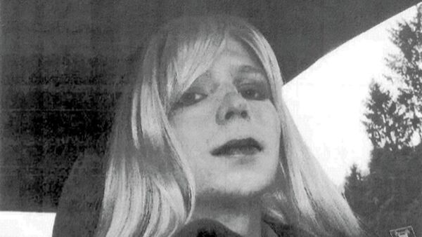 Pfc. Chelsea Manning poses for a photo wearing a wig and lipstick. Manning is suing the Defense Department for hormone therapy. Lawyers for the Army private formerly known as Bradley Manning and the American Civil Liberties Union filed the lawsuit Tuesday, Sept. 23, 2014, in Washington. - Sputnik International