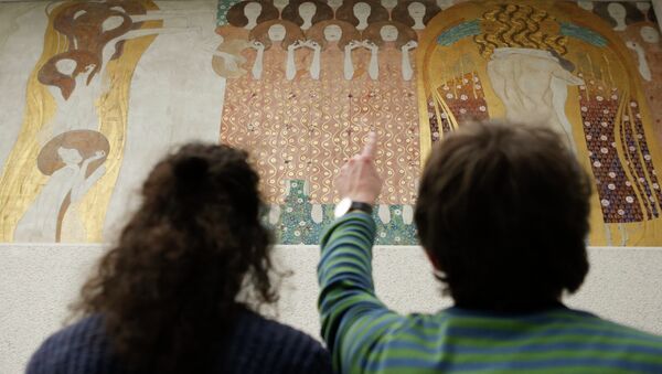 Visitors look at Gustav Klimt's Beethoven Frieze, one of the country's most famous artworks, at the Secession museum in Vienna March 5, 2015 - Sputnik International