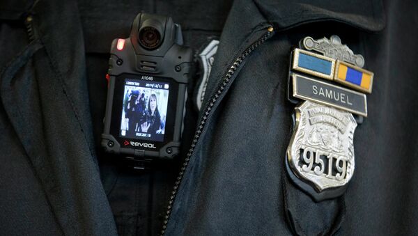 A Philadelphia Police officer demonstrates a body-worn camera - Sputnik International