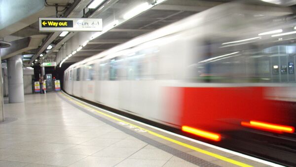 A District line tube train leaving Westminster station - Sputnik International