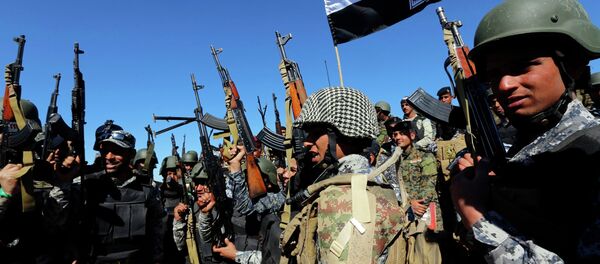Members of the Iraqi security forces chant slogans in Al Hadidiya, south of Tikrit, en route to the Islamic State-controlled al-Alam town, where they are preparing to launch an offensive on Saturday, March 6, 2015 - Sputnik International
