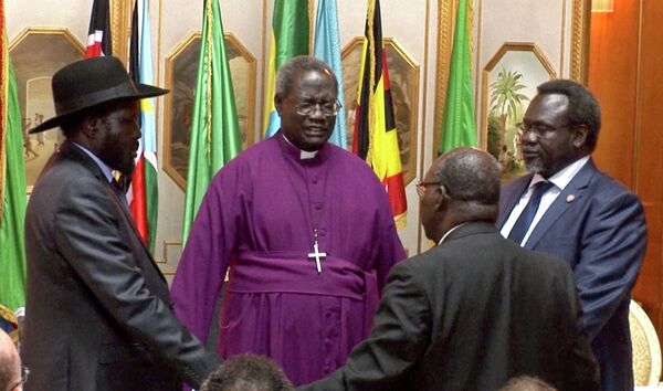 South Sudan's President Salva Kiir, left, and rebel leader Riek Machar, right, shake hands and pray in May 2014. South Sudan's President Salva Kiir, left, and rebel leader Riek Machar, right, shake hands and pray in May 2014. - Sputnik International
