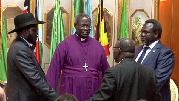 South Sudan's President Salva Kiir, left, and rebel leader Riek Machar, right, shake hands and pray in May 2014. - Sputnik International