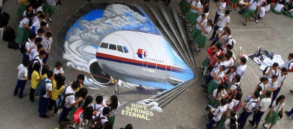 Students watch a three-dimensional graffiti as a way of sympathizing to the missing Malaysian Airlines flight MH370 at a school in Makati City, the Philippines - Sputnik International