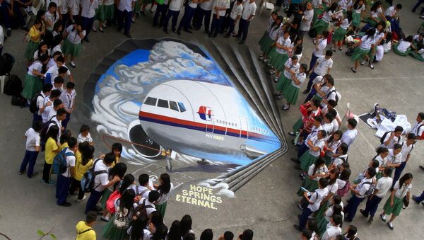 Students watch a three-dimensional graffiti as a way of sympathizing to the missing Malaysian Airlines flight MH370 at a school in Makati City, the Philippines - Sputnik International