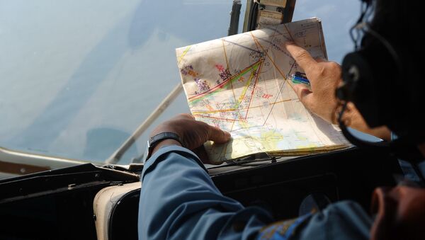 crew member checking a map during a search flight some 200 km over the southern Vietnamese waters off Vietnam's island Phu Quoc on March 11, 2014 as part of continued efforts aimed at finding traces of the missing Malaysia Airlines MH370 - Sputnik International