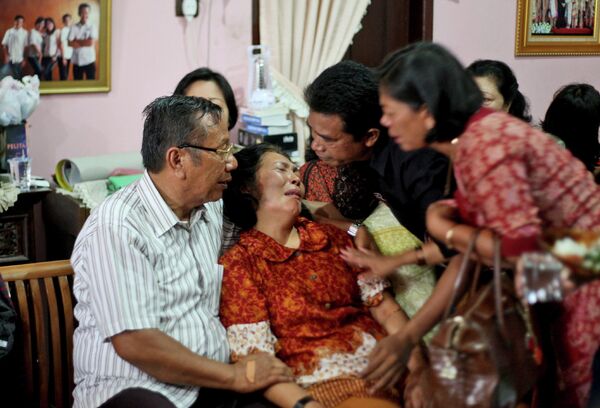 Family members comfort Chrisman Siregar, left, and his wife Herlina Panjaitan, the parents of Firman Siregar, one of the Indonesian citizens registered on the manifest to have boarded the Malaysia Airlines jetliner flight MH370 Family members comfort Chrisman Siregar, left, and his wife Herlina Panjaitan, the parents of Firman Siregar, one of the Indonesian citizens registered on the manifest to have boarded the Malaysia Airlines jetliner flight MH370 - Sputnik International