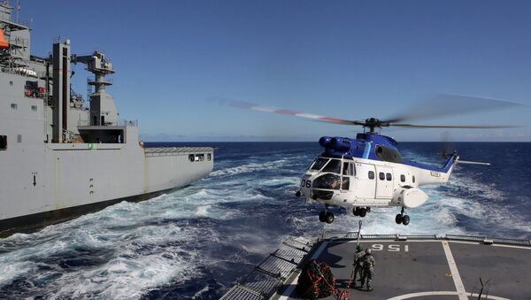 United States Navy Ship (USNS) Cesar Chavez's Super Puma helicopter, conducts a Vertical Replenishment between HMAS Toowoomba, during Operation Southern Indian Ocean, in search of missing Malaysia Airlines Flight MH370 - Sputnik International