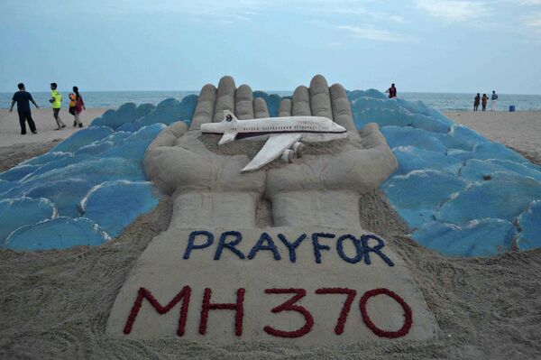 Sand sculpture made by Indian sand artist Sudersan Pattnaik with a message of prayers for the missing Malaysian Airlines flight MH370 Sand sculpture made by Indian sand artist Sudersan Pattnaik with a message of prayers for the missing Malaysian Airlines flight MH370 - Sputnik International