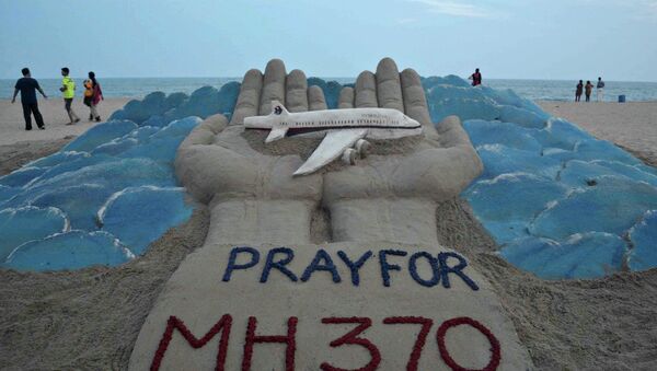 Sand sculpture made by Indian sand artist Sudersan Pattnaik with a message of prayers for the missing Malaysian Airlines flight MH370 - Sputnik International
