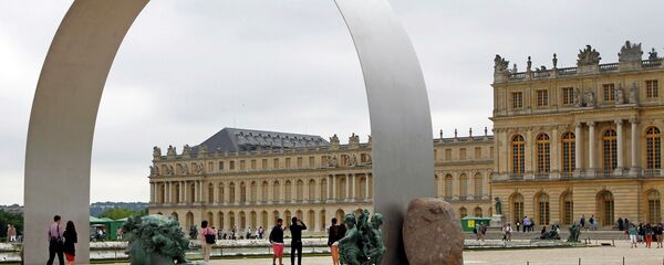 Visitors walking under The Arch of Versailles, a work of art by Korean artist Lee Ufan, displayed in the gardens of the Versailles Castle, west of Paris, France. Visitors walking under The Arch of Versailles, a work of art by Korean artist Lee Ufan, displayed in the gardens of the Versailles Castle, west of Paris, France. - Sputnik International