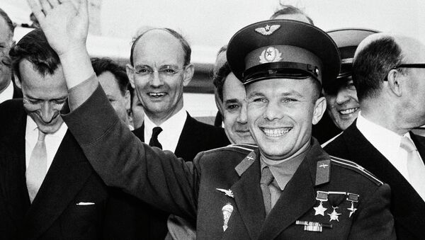 Soviet spaceman Yuri Gagarin waves after he arrived at the London Airport, July 1, 19611 for a private visit as the guest of the Russian Trade fair - Sputnik International
