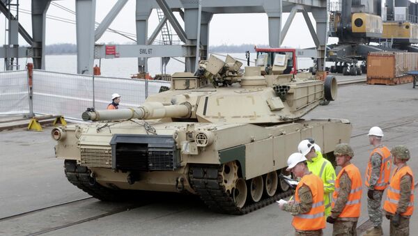 An Abrams main battle tank, for U.S. troops deployed in the Baltics as part of NATO's Operation Atlantic Resolve, leaves Riga port March 9, 2015. - Sputnik International