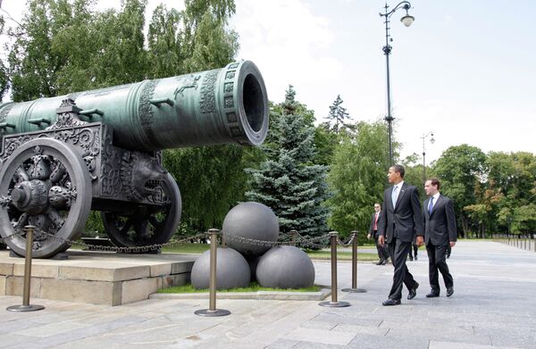 July 7, 2009. President Dmitry Medvedev, right, and U.S. President Barack Obama on a walk in the Kremlin. The 40-tonne Tsar Cannon. July 7, 2009. President Dmitry Medvedev, right, and U.S. President Barack Obama on a walk in the Kremlin. The 40-tonne Tsar Cannon. - Sputnik International