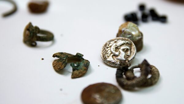 Coins and jewellery from the time of Alexander the Great are displayed in Jerusalem March 9. 2015. - Sputnik International