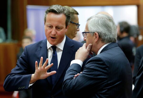 British Prime Minister David Cameron, left, speaks with European Commission President Jean-Claude Juncker at an EU summit in Brussels, in 2014. - Sputnik International