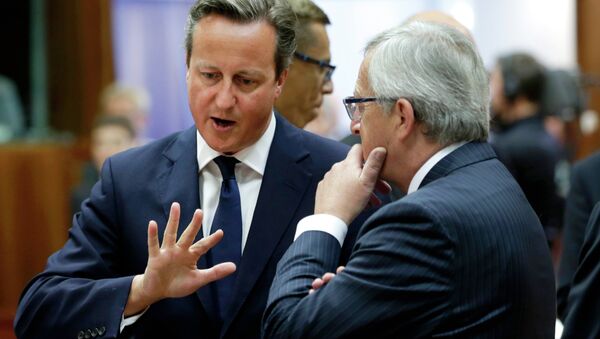 British Prime Minister David Cameron, left, speaks with European Commission President Jean-Claude Juncker at an EU summit in Brussels, in 2014. - Sputnik International