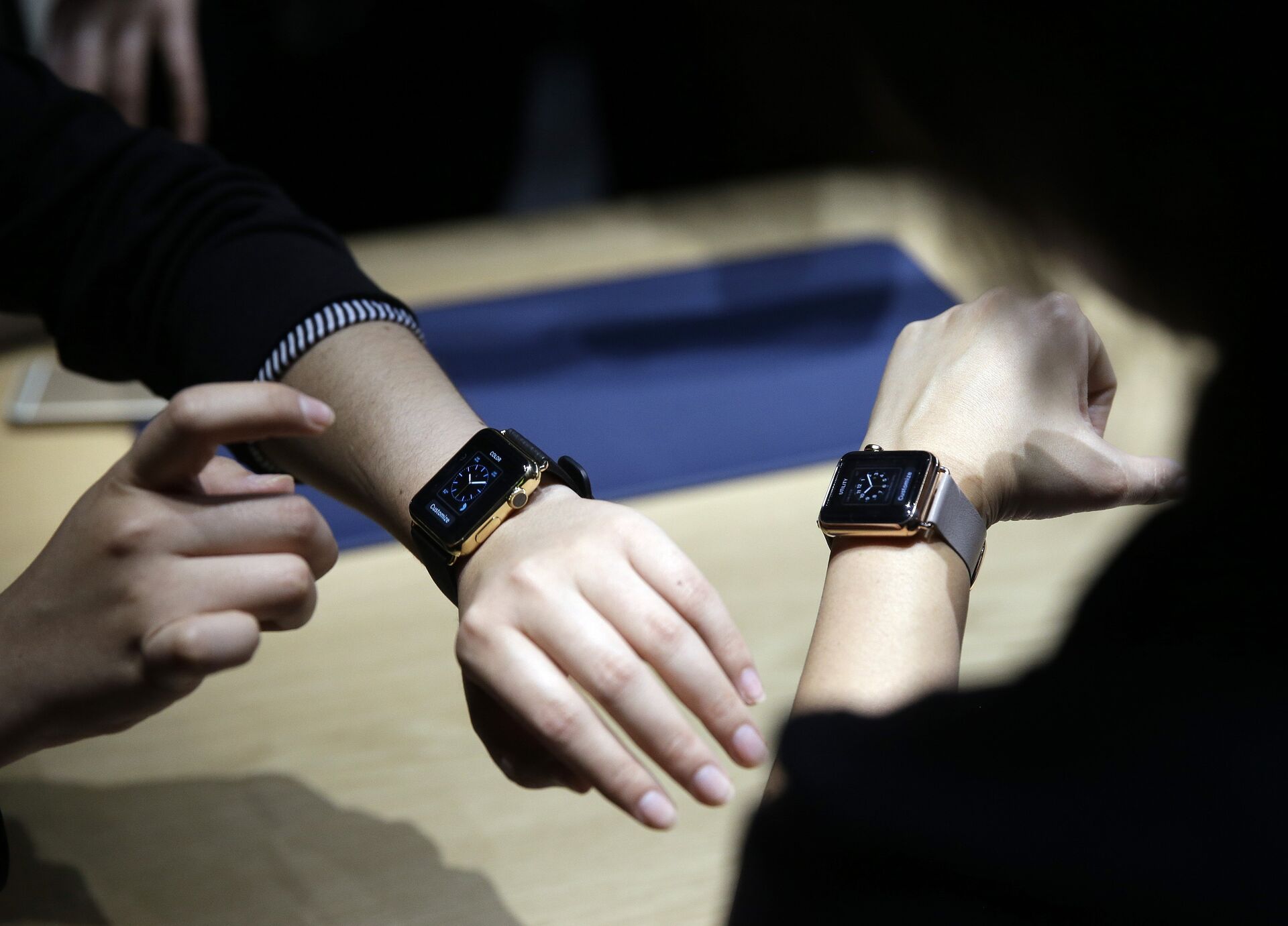 Event attendees get a look at varieties of the new Apple Watch on display in the demo room after an Apple event on Monday, March 9, 2015, in San Francisco.  - Sputnik International, 1920, 08.03.2022