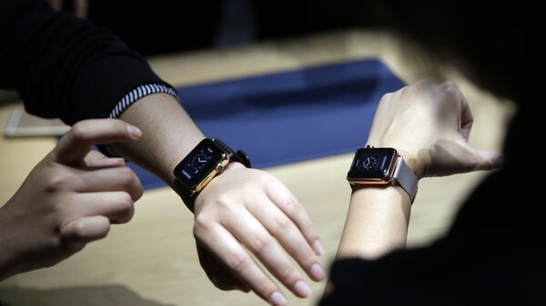 Event attendees get a look at varieties of the new Apple Watch on display in the demo room after an Apple event on Monday, March 9, 2015, in San Francisco. - Sputnik International