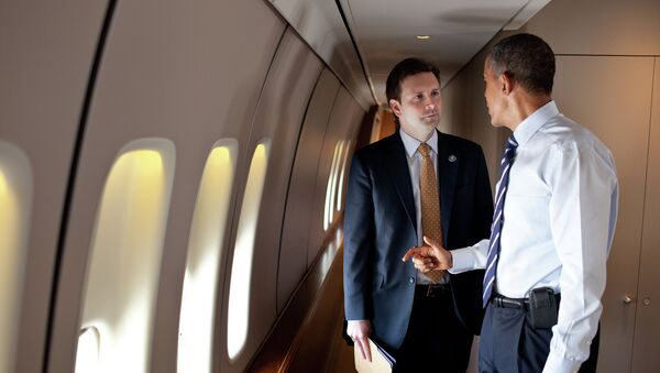 President Barack Obama talks with Principal Deputy Press Secretary Josh Earnest - Sputnik International