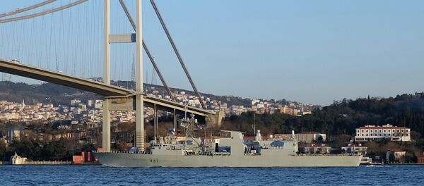 Canadian frigate HMCS Fredericton passes under the Bosphorus bridge in Istanbul, en route to the Black Sea, March 4, 2015. - Sputnik International