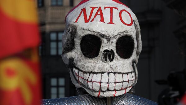 A mask during an anti-NATO protest rally - Sputnik International