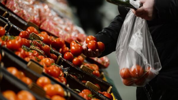 Person shopping tomatoes - Sputnik International