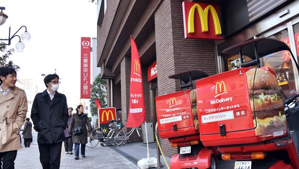 Pedestrians walk past a McDonald's fast-food restaurant in Tokyo on January 9, 2015 - Sputnik International