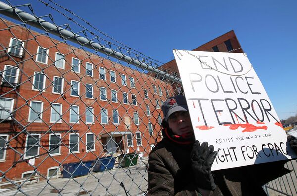 A protestor stands outside a police facility called Homan Square, demanding an investigation into a media report denied by police that the site functions as an off-the-books interrogation compound, in Chicago, Illinois, March 5, 2015 A protestor stands outside a police facility called Homan Square, demanding an investigation into a media report denied by police that the site functions as an off-the-books interrogation compound, in Chicago, Illinois, March 5, 2015 - Sputnik International