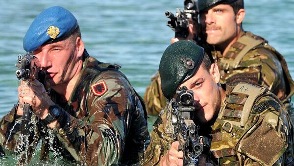 Royal Marine Commandos from the Response Force Task Group (RFTG) conducting amphibious training - Sputnik International