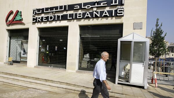 A man walks past the Credit Libanais Bank in downtown Beirut on August 18, 2010 - Sputnik International