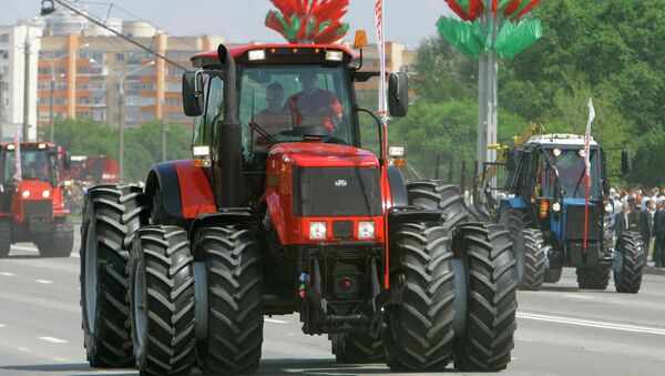 A parade on Belarus' Independence Day. Foreground: a Belarus-3022 tractor - Sputnik International