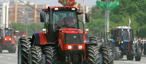 A parade on Belarus' Independence Day. Foreground: a Belarus-3022 tractor A parade on Belarus' Independence Day. Foreground: a Belarus-3022 tractor - Sputnik International